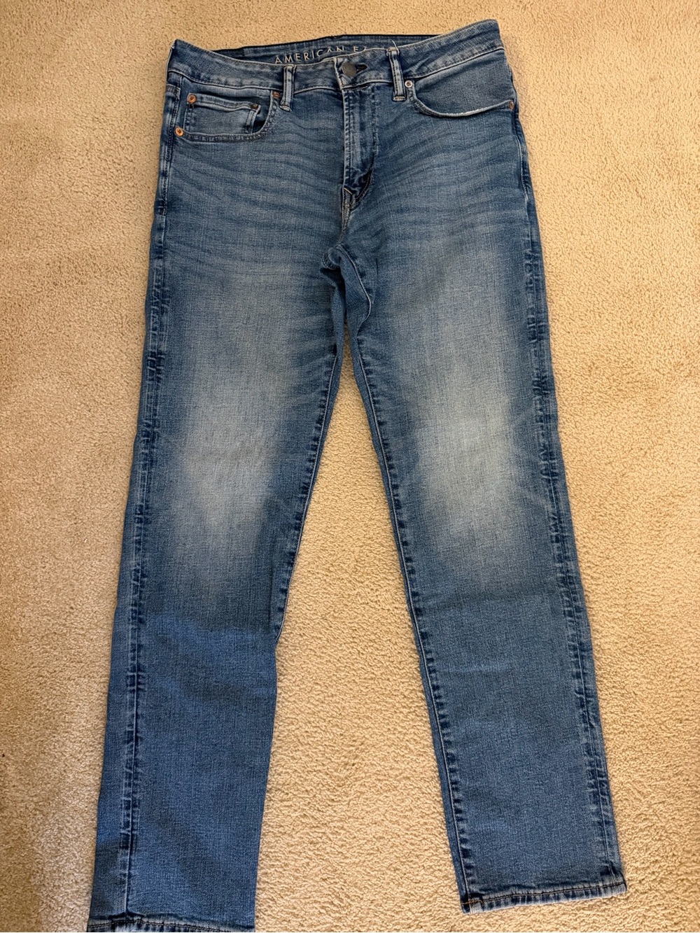American Eagle Outfitters Men's Straight Jeans in Medium Blue Wash